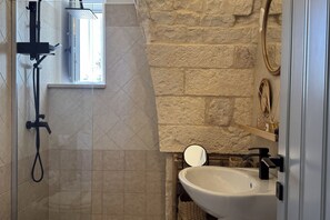 Douche, sèche-cheveux, bidet, serviettes fournies