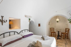 1 bedroom, travel crib, WiFi, bed sheets - Trulletto Lavanda by Rentbeat (Ceglie Messapica)