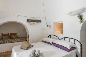 1 bedroom, travel crib, WiFi, bed sheets - Trulletto Lavanda by Rentbeat (Ceglie Messapica)