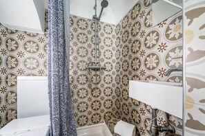 تجهيزات دش، مستلزمات مجانية للعناية الشخصية، مجففات شعر، مناشف