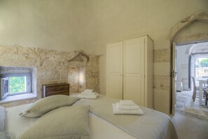 2 bedrooms, travel cot, bed sheets