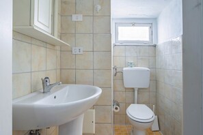 Shower, hair dryer, towels, shampoo