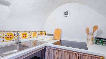Fridge, stovetop, coffee/tea maker, high chair