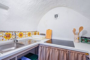 Fridge, stovetop, coffee/tea maker, high chair