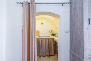 Fridge, stovetop, coffee/tea maker, high chair