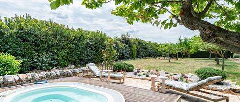 Bain à remous extérieur