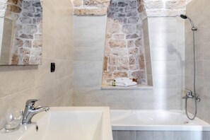 Dusche, Haartrockner, Handtücher, Shampoo