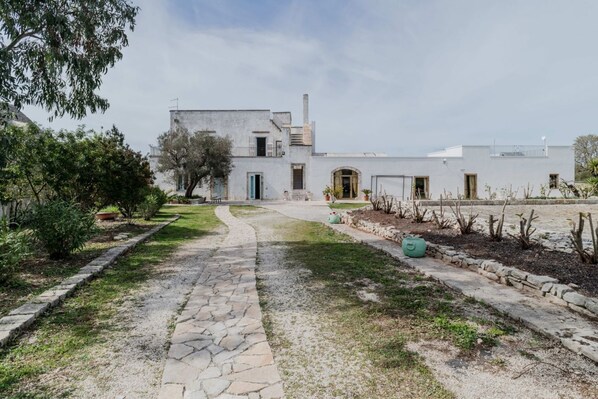 Unclassified image, 1 of 29, button