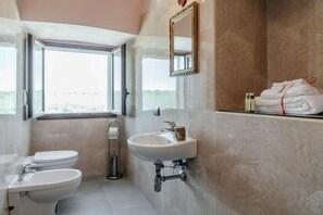 Suihku, hiustenkuivaaja, bidee, pyyhkeet