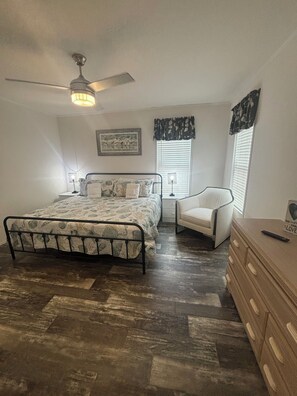 3 bedrooms, iron/ironing board, free WiFi, bed sheets - Cozy 3 BD NEW home in tranquil Apalachicola. Golf cart extra. MONTHLY ONLY (Apalachicola)