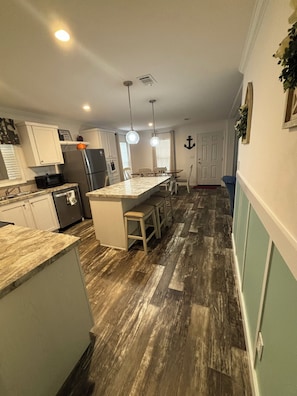 Fridge, microwave, oven, stovetop - Cozy 3 BD NEW home in tranquil Apalachicola. Golf cart extra. MONTHLY ONLY (Apalachicola)