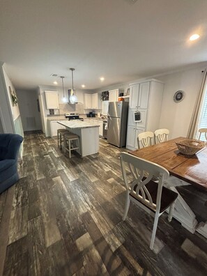 Dining - Cozy 3 BD NEW home in tranquil Apalachicola. Golf cart extra. MONTHLY ONLY (Apalachicola)