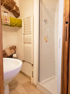 Douche, sèche-cheveux, serviettes fournies