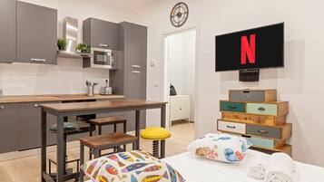 1 habitación, escritorio, wifi gratis y ropa de cama