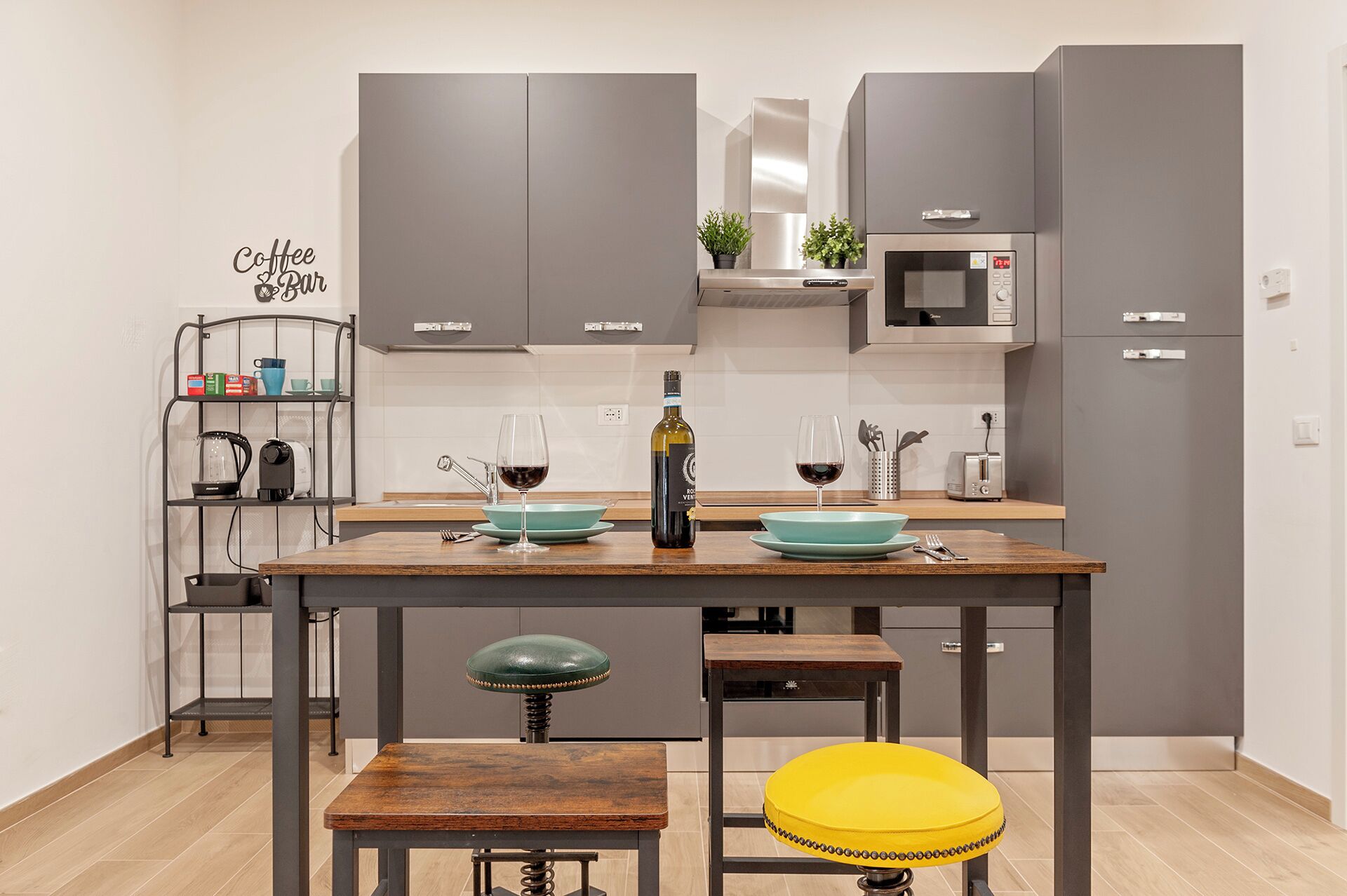 Kühlschrank, Mikrowelle, Ofen, Herdplatte