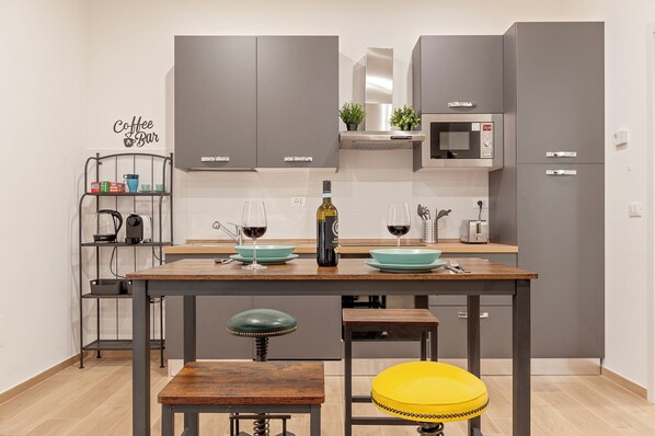 Réfrigérateur, micro-ondes, four, plaque de cuisson