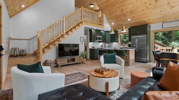 Smart-TV, Kamin, Videospiele, Bücher