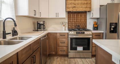 Mr. Willie's Coastal Retreat - the perfect location in downtown Ocean Springs!