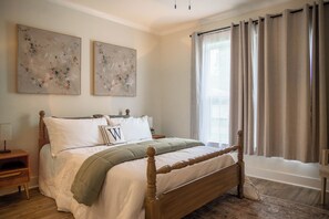 3 bedrooms, desk, iron/ironing board, free WiFi - 3BR/2.5BA in the heart of Downtown Ocean Springs! Mr. Willie's Coastal Retreat (Ocean Springs)