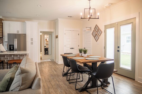 Dining - 3BR/2.5BA in the heart of Downtown Ocean Springs! Mr. Willie's Coastal Retreat (Ocean Springs)