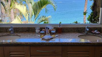 Villa, vista al océano | Baño | Pantuflas