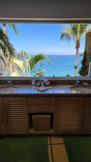 Villa, Meerblick | Badezimmer | Hausschuhe