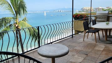 Villa, alberca privada, vista al océano | Terraza o patio