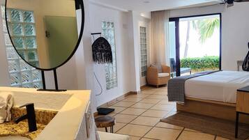 Villa, alberca privada, vista al océano | Caja de seguridad en la habitación y cortinas blackout