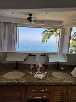 Villa, 4 chambres, piscine privée, vue océan | Salle de bain | Chaussons