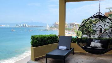 Villa, alberca privada, vista al océano | Terraza o patio