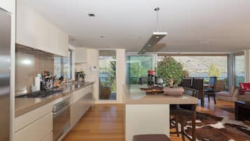 Luxury House, Lake View | Private kitchen | Full-size fridge, microwave, oven, stovetop