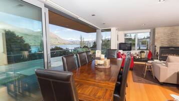 Luxury House, Lake View | In-room dining