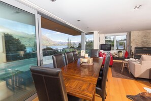 Luxury House, Lake View | In-room dining - Lakeside Rd - Lake Views - Sleeps 10 (Wanaka)