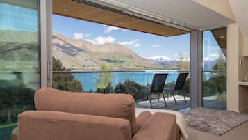 Luxury House, Lake View | 5 bedrooms, blackout drapes, iron/ironing board, free WiFi