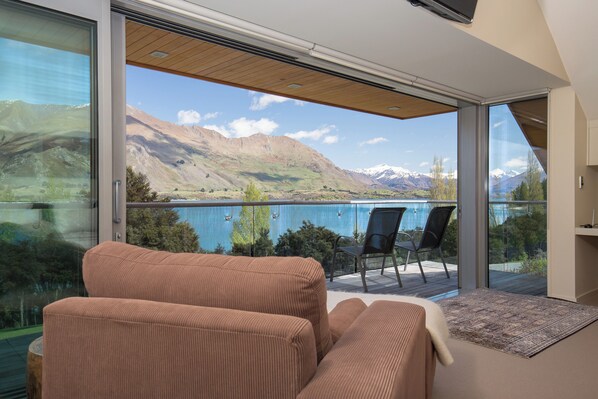 Luxury House, Lake View - Lakeside Rd - Lake Views - Sleeps 10 (Wanaka)
