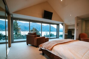 Luxury House, Lake View - Lakeside Rd - Lake Views - Sleeps 10 (Wanaka)