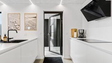 Fridge, dishwasher, coffee/tea maker