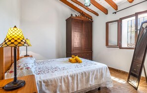 3 bedrooms, travel cot, free WiFi, bed sheets
