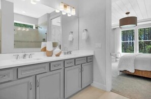 Serviettes fournies, savon, papier toilette