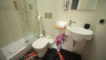 Classic Quadruple Room | Bathroom