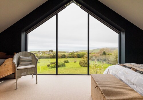 Quiet coast & country cottage with sea views.