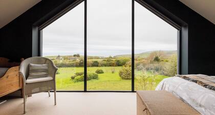 Quiet coast & country cottage with sea views.