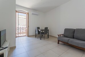 Căn hộ | Khu phòng khách | TV màn hình phẳng 32-inch có truyền hình cáp 