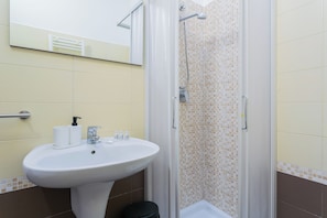 Apartment | Bathroom | Shower, rainfall showerhead, hair dryer, bidet