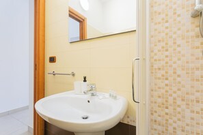 Căn hộ | Phòng tắm | Buồng tắm vòi sen, vòi sen phun mưa, máy sấy tóc, chậu vệ sinh/vòi rửa 