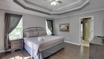 3 bedrooms, desk, iron/ironing board, travel crib