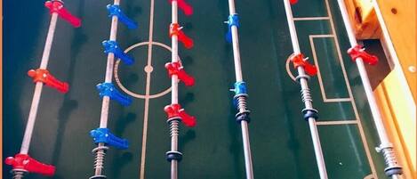 Una mesa de fútbol de mesa con figuras rojas y azules.