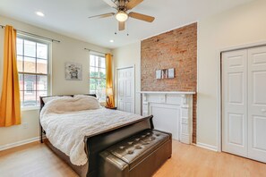 4 bedrooms, desk, iron/ironing board, travel cot - Pittsburgh Home w/ Skyline Views: Walk to Stadium! (Pittsburgh)