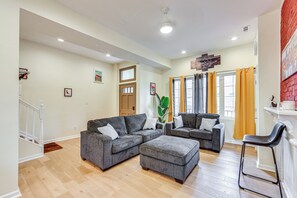 TV, books - Pittsburgh Home w/ Skyline Views: Walk to Stadium! (Pittsburgh)