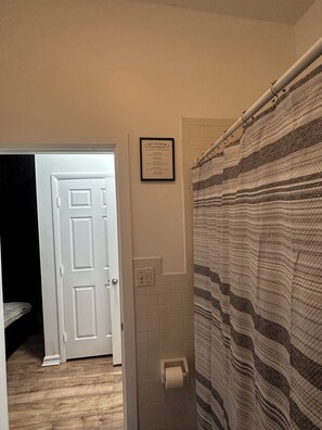 Sèche-cheveux, serviettes fournies, savon, shampoing